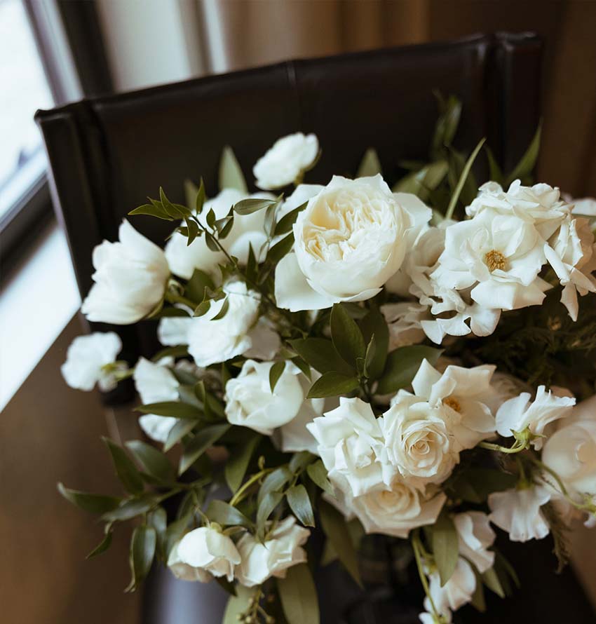sunriver winter wedding white roses